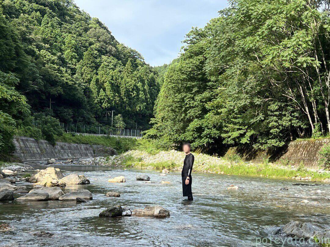 多賀町の芹川で川遊びしているところ