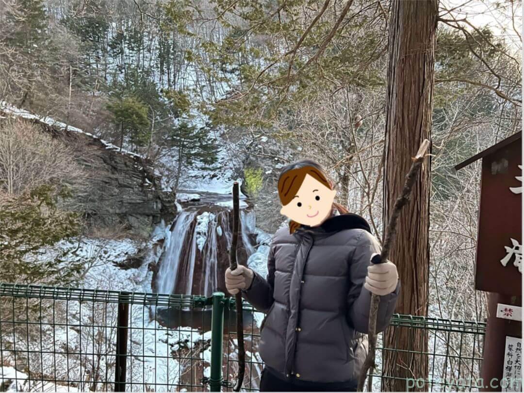 王滝の前で写真