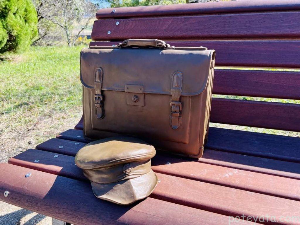 ジブリ作品「コクリコ坂から」モチーフのオブジェ「学生鞄と学生帽」