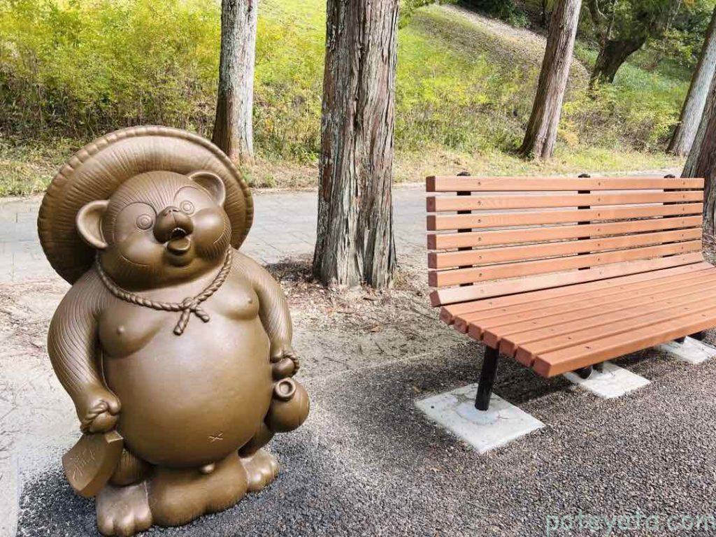 ジブリ作品「平成狸合戦ぽんぽこ」モチーフのオブジェ「狸の置き物に化けた狸」