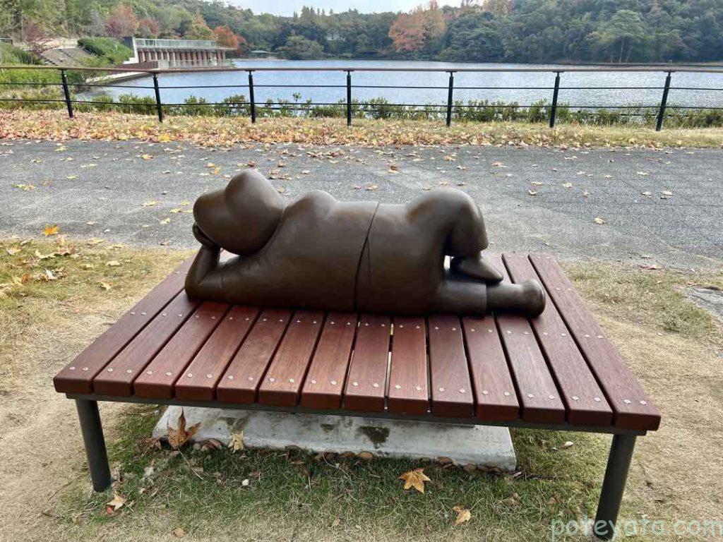 ジブリ作品「ホーホケキョとなりの山田くん」モチーフのオブジェ「ひじ枕のお父さん」