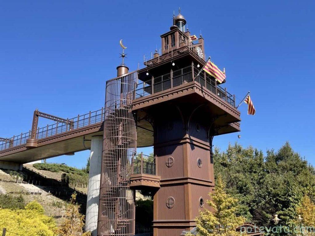 ジブリパーク北口のエレベーター塔