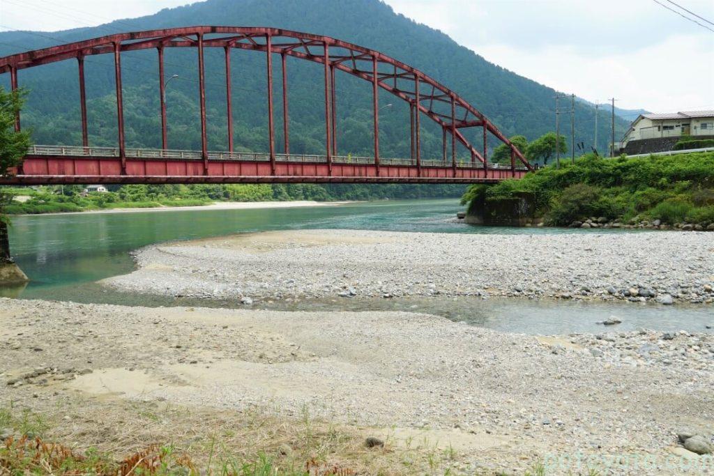 阿寺渓谷入り口にかかる赤い橋