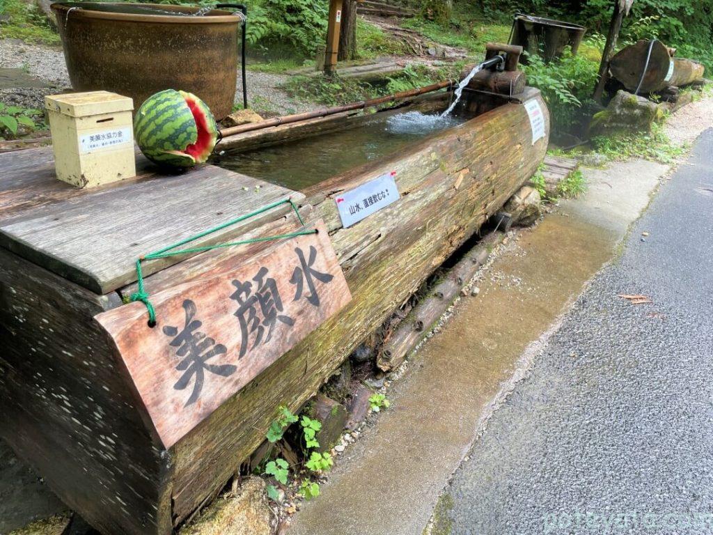 木をくりぬいて作られた水場