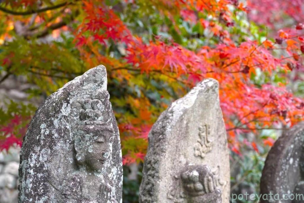 行基寺境内の石像と紅葉