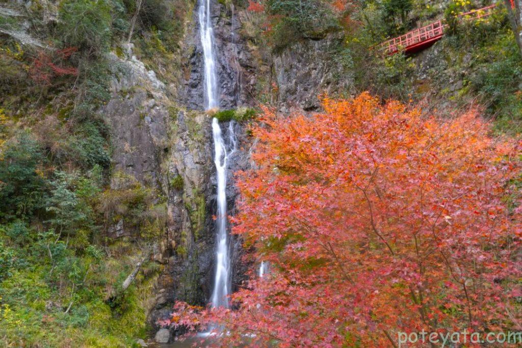 紅葉と二の滝の景色
