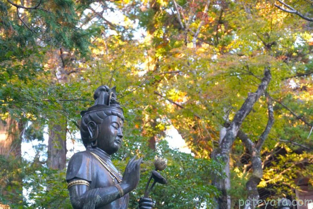 真福寺にある仏像と紅葉