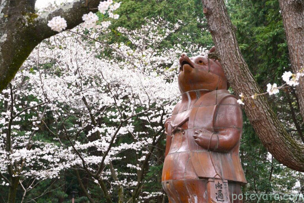 大山緑地にある陶器製のたぬき像