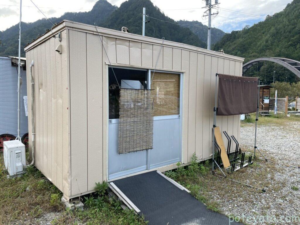 阿寺渓谷にあるレンタサイクルを保管している建物