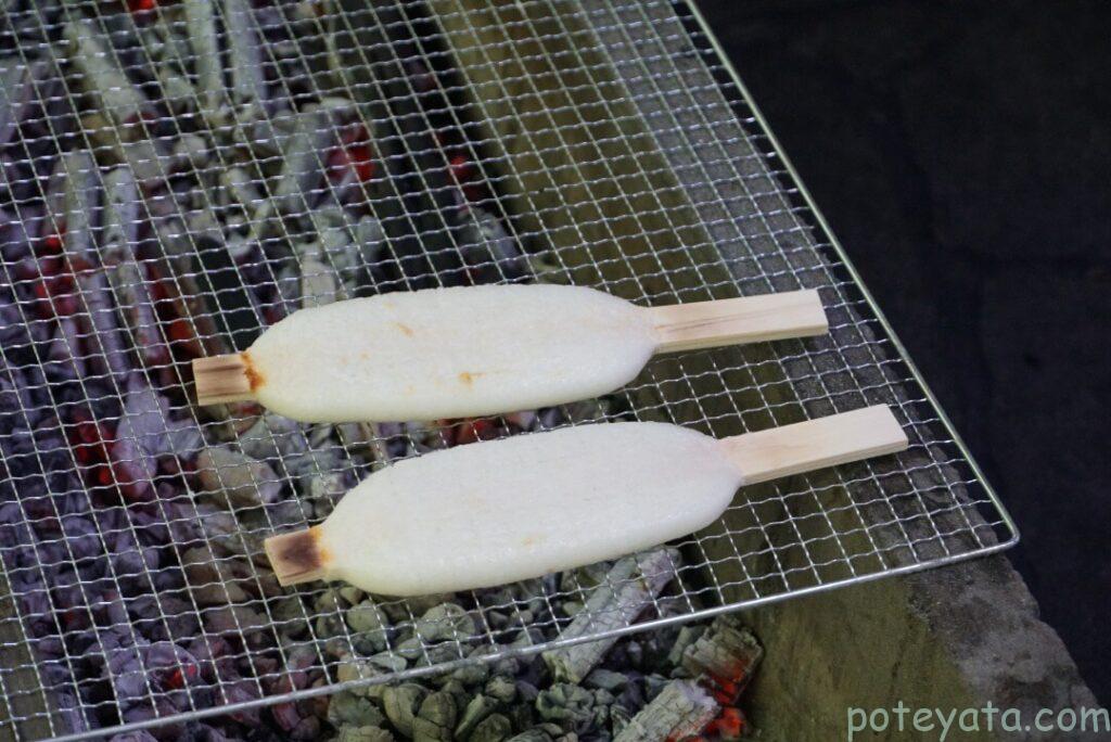 五平餅を炭火で焼く