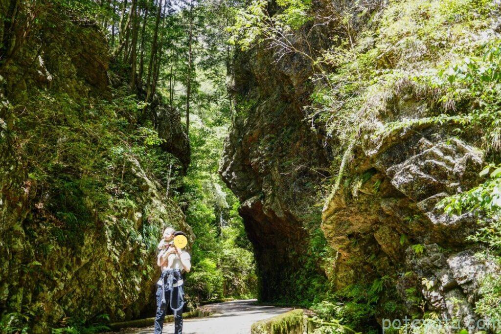 空ふさがりをバックに子供を抱っこ