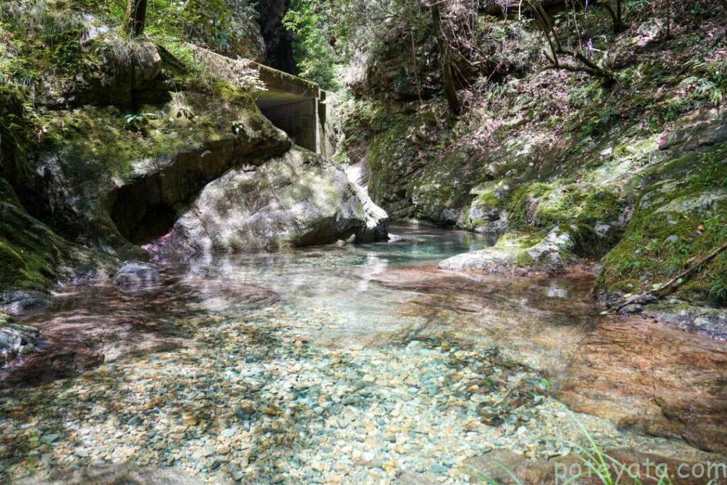 空ふさがりの横を流れる川