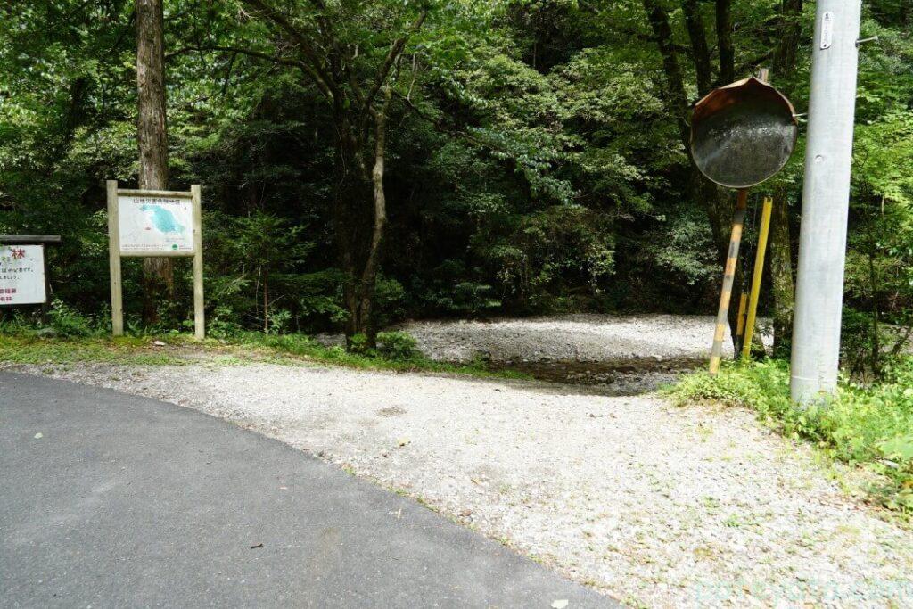 葛屋川の河原へ続く道
