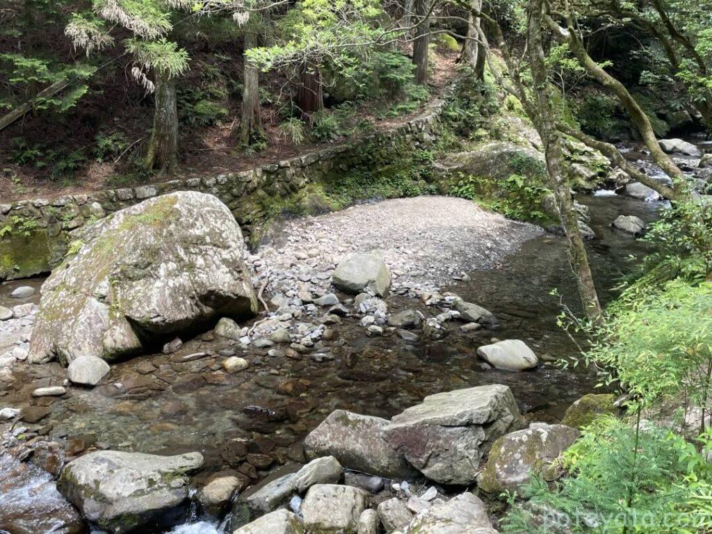 石の多いくらがり渓谷の川