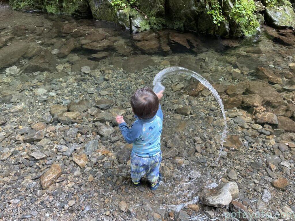 川遊びを楽しむ子供