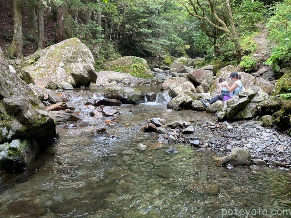 お母さんと川遊びをする息子