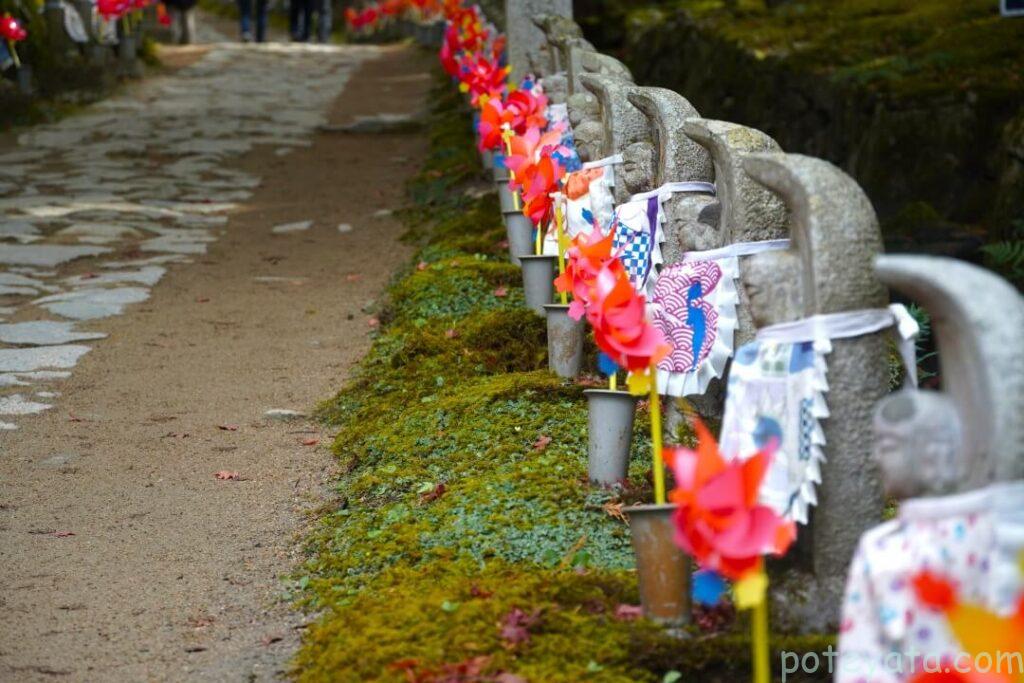金剛輪寺の参道に並ぶお地蔵様