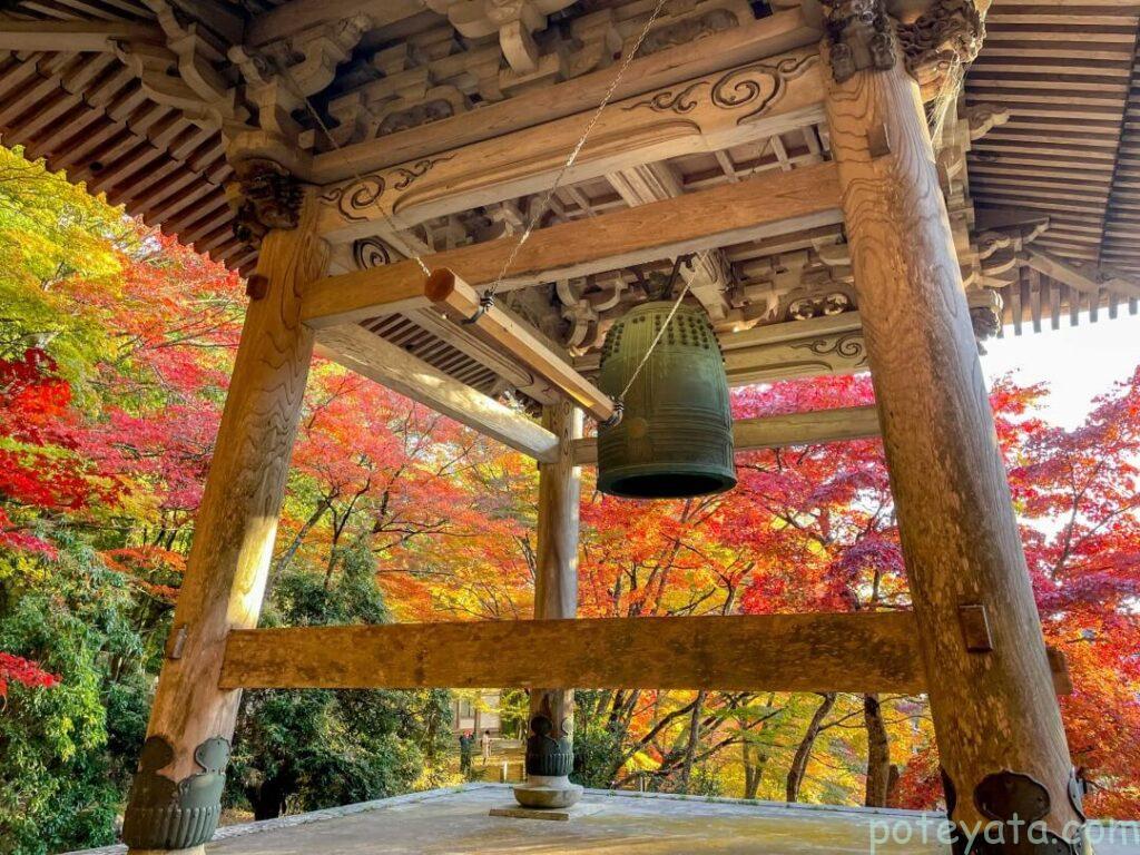 東光寺にある鐘楼と紅葉