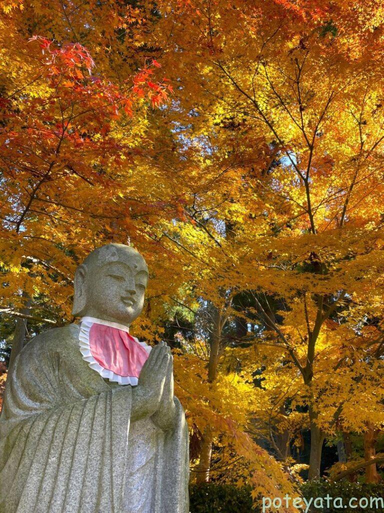 金剛輪寺の入り口にあるお地蔵様と紅葉