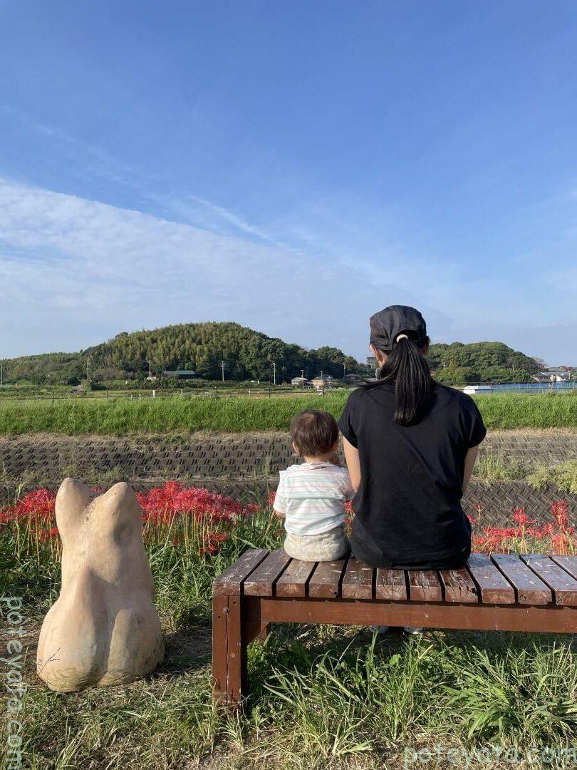ごんぎつねのベンチに座る