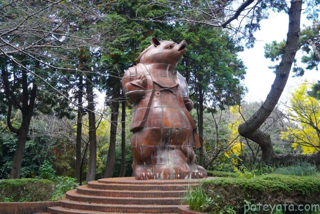 大山緑地にある陶管焼の大タヌキ像