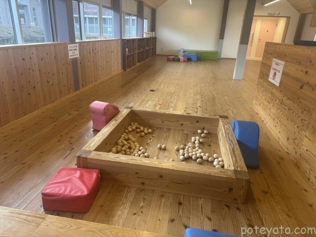 名古屋市農業センターdelaふぁーむのキッズスペース内の木のおもちゃ